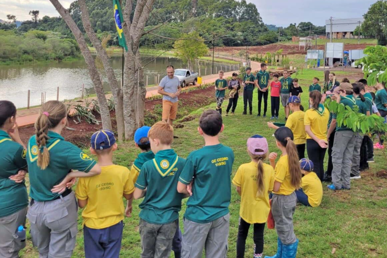 Escoteiros realizam plantio de mudas no entorno do Lago Municipal de São José do Cedro 3 crys 71