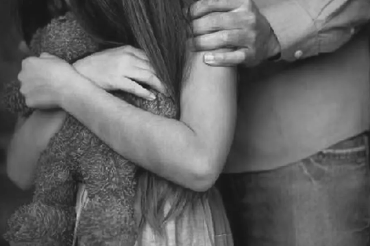 Idoso é preso suspeito de tentar forçar enteada de 7 anos a tomar banho com ele 3 Homem de 70 anos é preso em flagrante em Naviraí, no Mato Grosso do Sul, suspeito de tentar obrigar enteada de 7 anos a tomar banho com ele. Caso foi registrado como estupro de vulnerável.