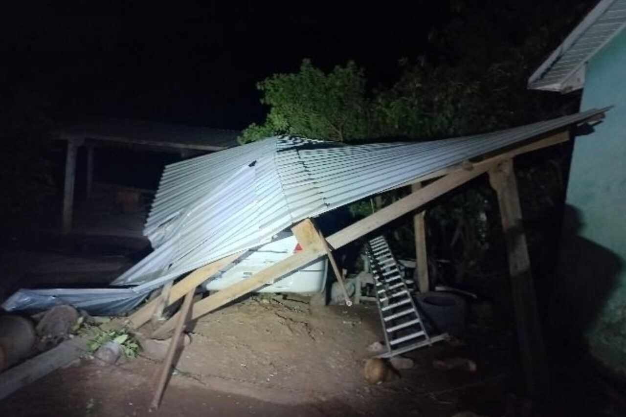 Homem usa trator para destruir garagem e ameaçar esposa em Guarujá do Sul 3 Veículo da vítima foi danificado; após os fatos o homem fugiu e não foi localizado pela Polícia Militar