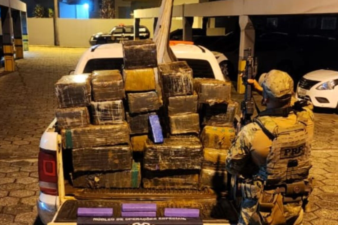 Mais de 900 quilos de maconha são apreendidos após perseguição em SC 3 Motorista fugiu da abordagem na BR-153, abandonou veículo carregado com mais de 900 quilos de maconha na área urbana e não foi localizado
