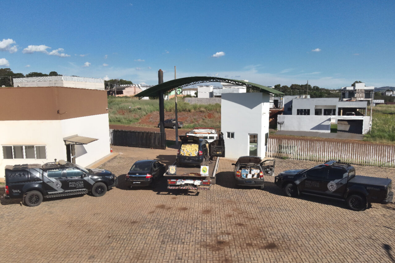 Armas e carros carregados com cigarro contrabandeado são apreendidos em Bom Jesus do Sul 3 Armas, carros e cigarros contrabandeados do Paraguai estavam em um depósito em uma propriedade rural no município