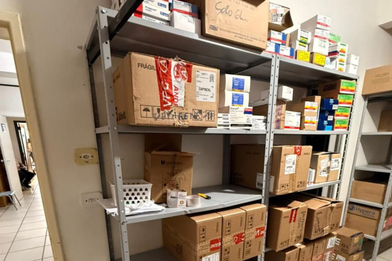 Farmacêutico é preso suspeito de furtar e enviar medicamentos controlados e drogas para outros países 6 As investigações apontaram que um farmacêutico e a esposa são suspeitos de enviar ilegalmente medicamentos de uso controlado e drogas para outros países