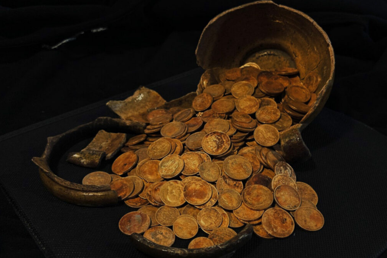 Tesouro com 409 moedas de ouro do Império Russo é encontrado escondido
