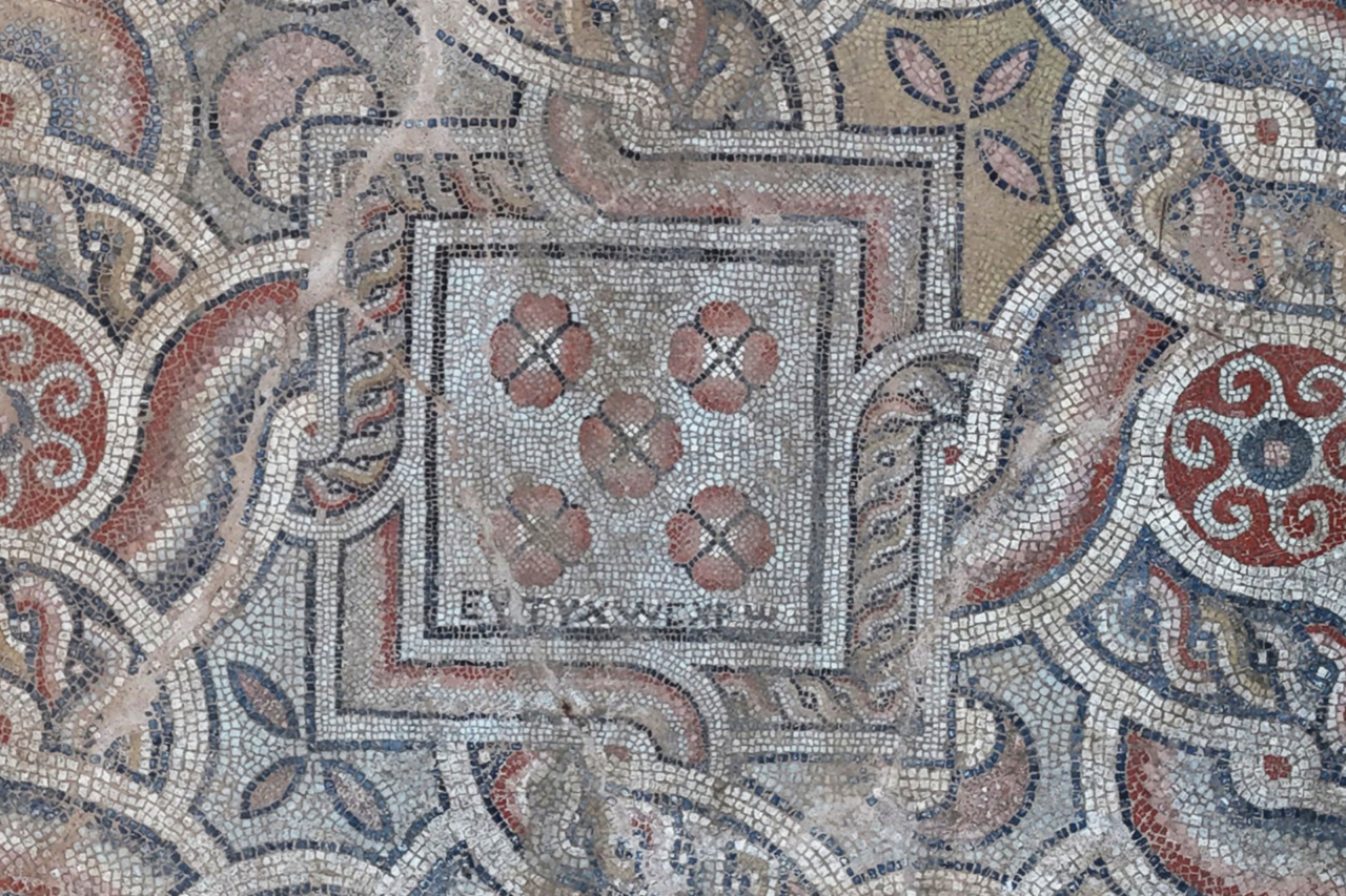 Mosaico de 1.500 anos com inscrições é descoberto em antiga cidade da Turquia 3 Mosaico de 1.500 anos com inscrições é descoberto em antiga cidade da Turquia