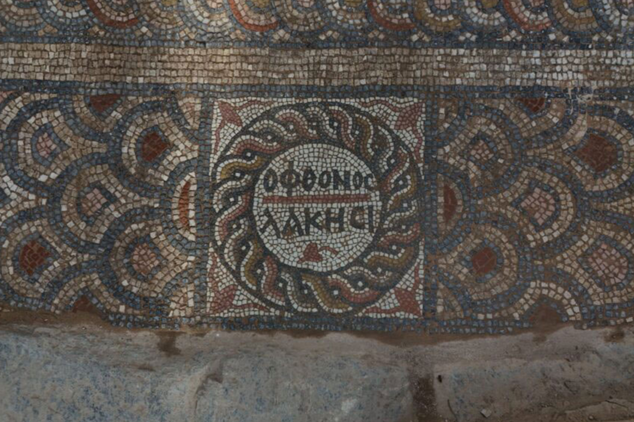 Mosaico de 1.500 anos com inscrições é descoberto em antiga cidade da Turquia 1 Mosaico de 1.500 anos com inscrições é descoberto em antiga cidade da Turquia