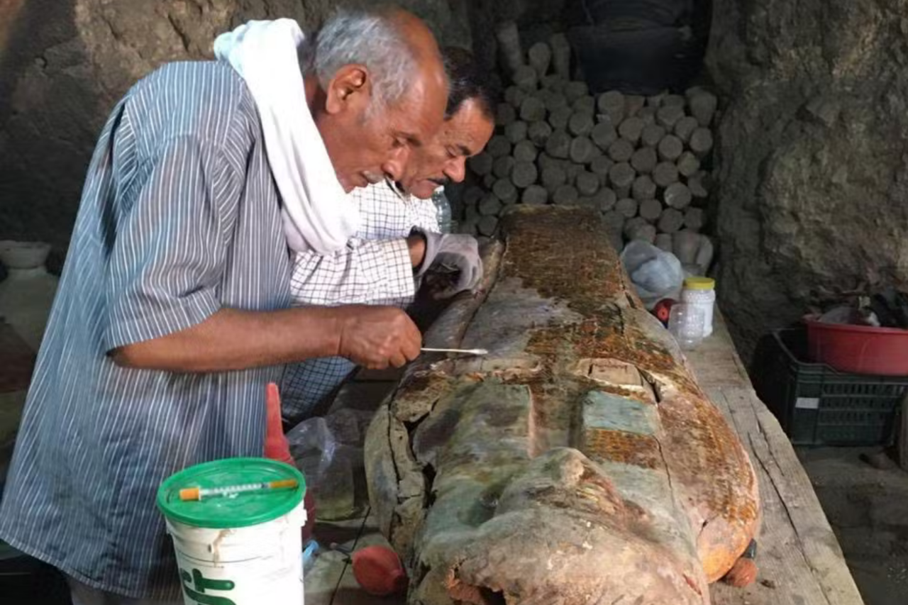 Arqueólogos descobrem 22 caixões com múmias ligadas ao culto do deus Amon em antiga necrópole do Egito 3 Arqueólogos descobrem 22 caixões com múmias ligadas ao culto do deus Amon em antiga necrópole do Egito