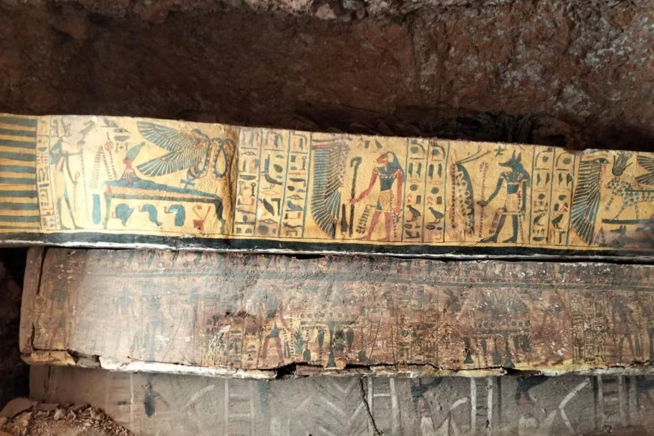 Arqueólogos descobrem 22 caixões com múmias ligadas ao culto do deus Amon em antiga necrópole do Egito 4 Arqueólogos descobrem 22 caixões com múmias ligadas ao culto do deus Amon em antiga necrópole do Egito