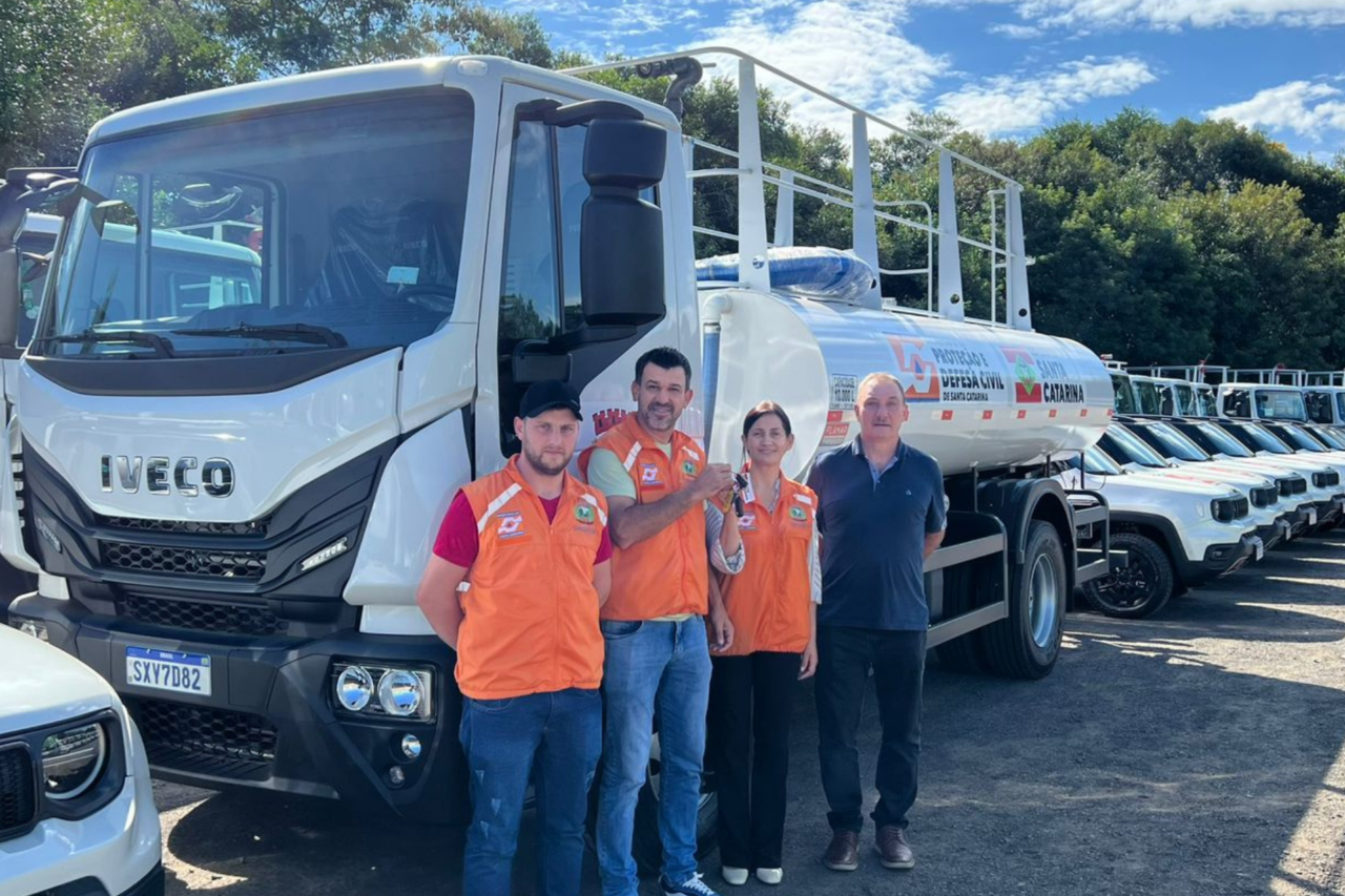 Guarujá do Sul recebe caminhão pipa, Jeep Renegade, drones e kit pontes do Governo do Estado 3 Guarujá do Sul recebe caminhão pipa, Jeep Renegade, drones e kit pontes do Governo do Estado