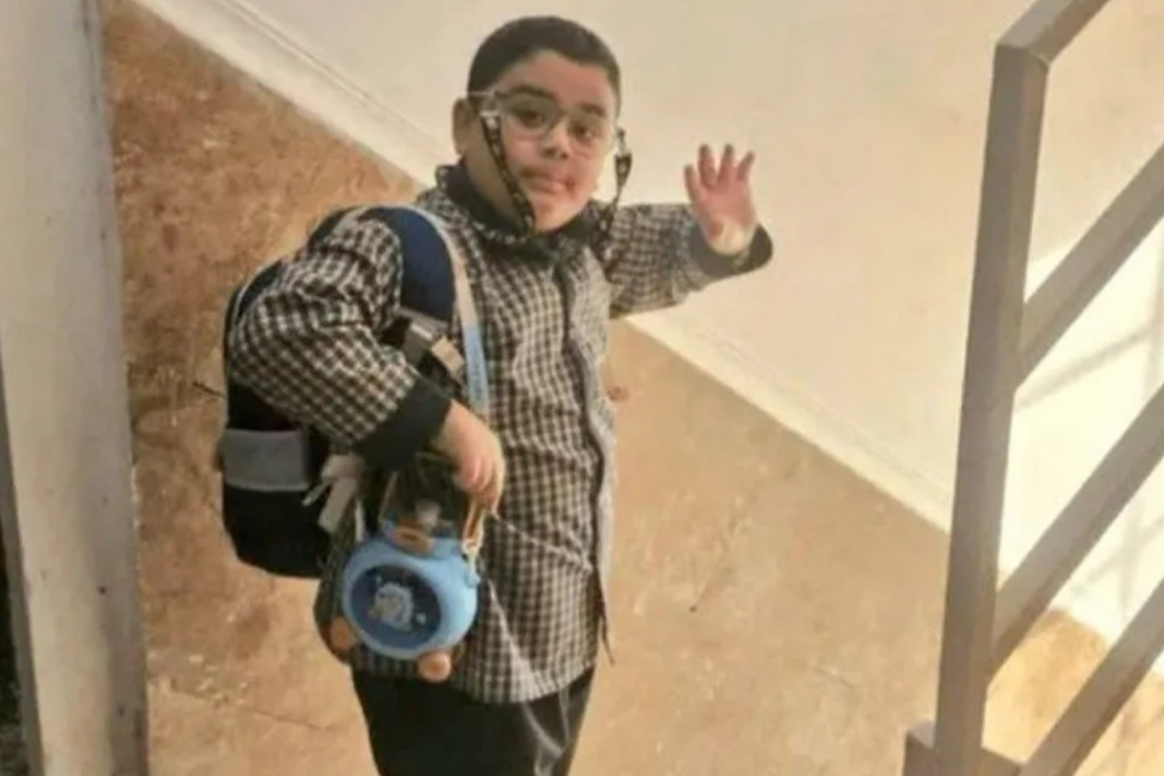 Foto de menino morto em bombardeio no Irã ganha repercussão global