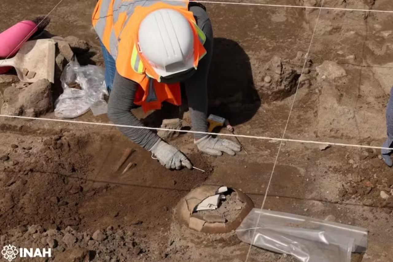Altar com ossos humanos é encontrado durante obra no México 4 Altar com ossos humanos é encontrado durante obra no México