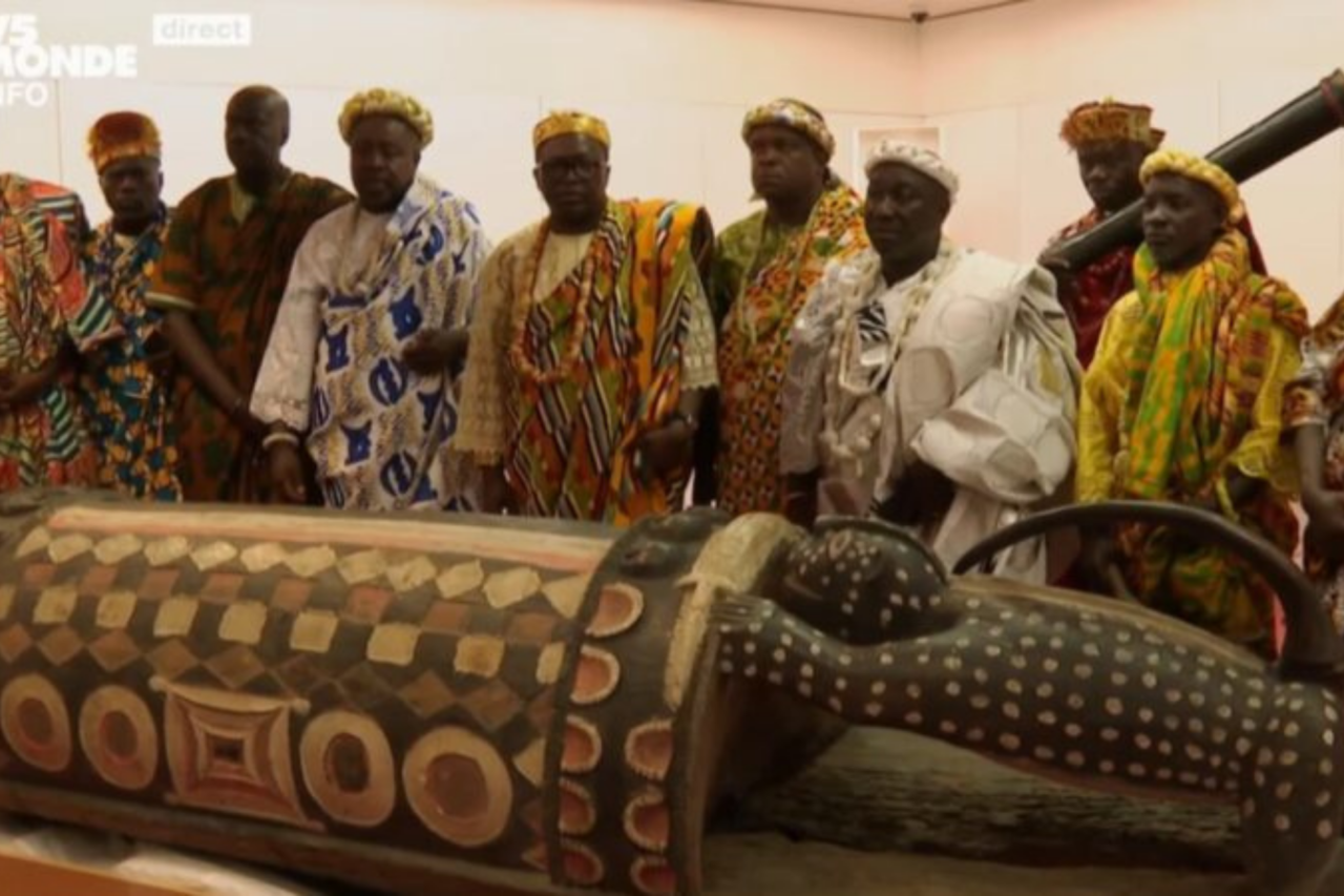 França devolve tambor sagrado Djidji Ayôkwé à Costa do Marfim após mais de 100 anos 36 França devolve tambor sagrado Djidji Ayôkwé à Costa do Marfim após mais de 100 anos