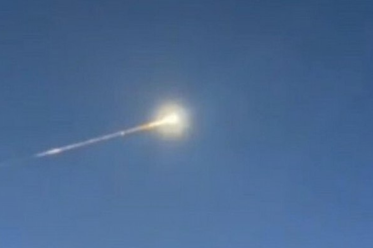 Meteorito atinge casa na Alemanha e gera especulação sobre míssil nas redes sociais 30 Meteorito atinge casa na Alemanha e gera especulação sobre míssil nas redes sociais