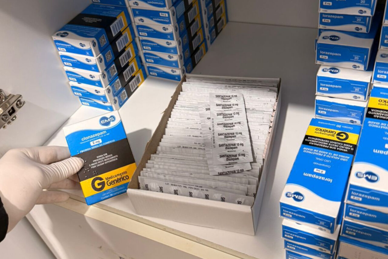 Farmacêutico é preso suspeito de furtar e enviar medicamentos controlados e drogas para outros países 8 As investigações apontaram que um farmacêutico e a esposa são suspeitos de enviar ilegalmente medicamentos de uso controlado e drogas para outros países