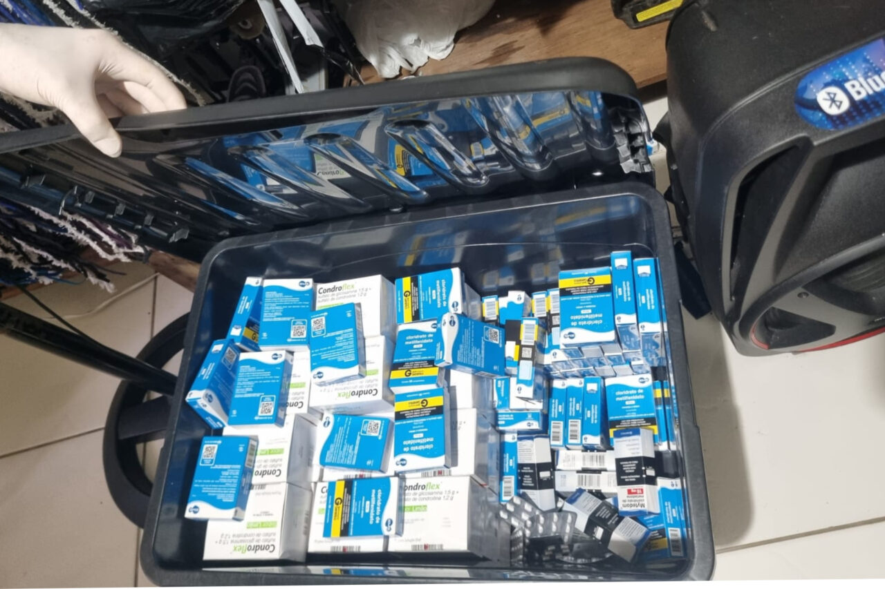 Farmacêutico é preso suspeito de furtar e enviar medicamentos controlados e drogas para outros países 9 As investigações apontaram que um farmacêutico e a esposa são suspeitos de enviar ilegalmente medicamentos de uso controlado e drogas para outros países