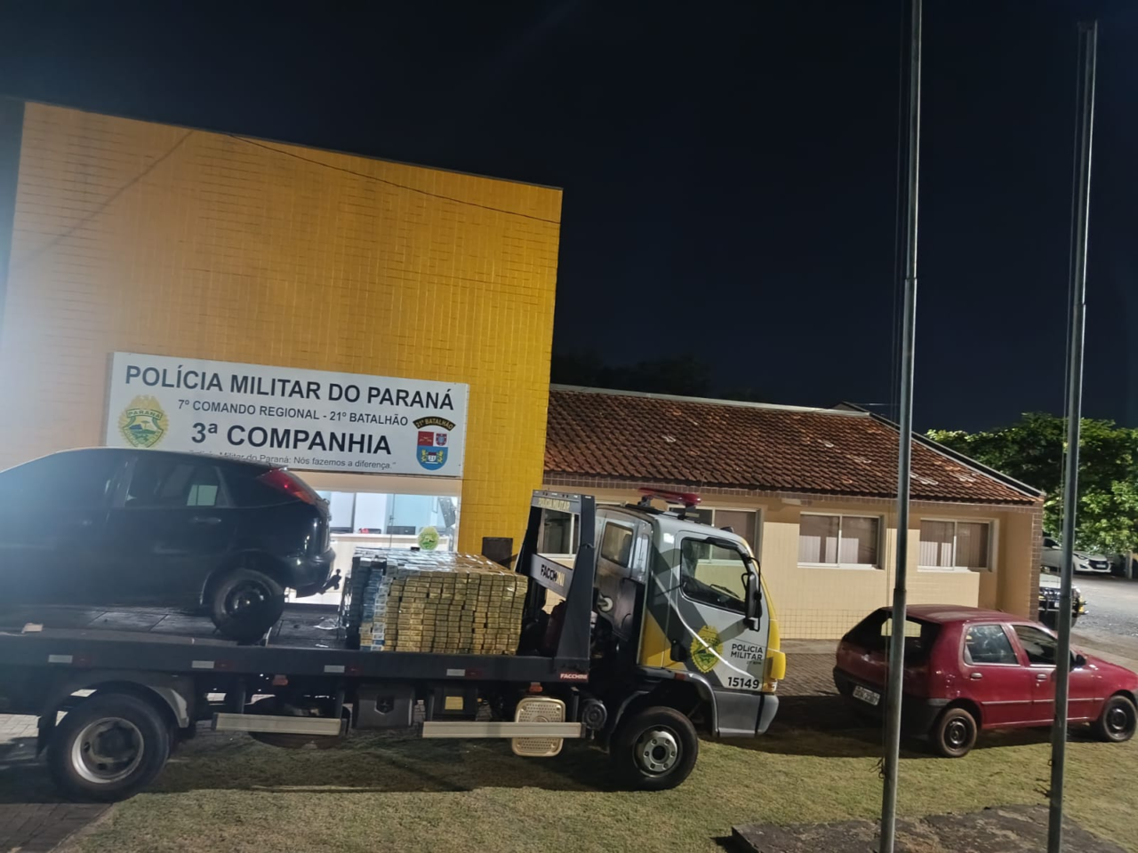 Dois carros e mais de 1400 maços de cigarros contrabandeados são apreendidos pela PM 4 Os dois carros foram localizados no pátio de uma empresa, nas proximidades da fronteira com a Argentina