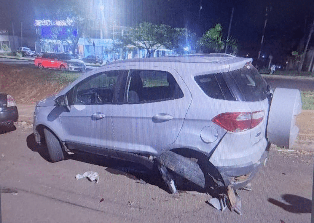 Motorista abandona veículo e passageiro ferido após acidente, em Dionísio Cerqueira 3 Os fatos foram registrado na madrugada desta segunda-feira. O motorista abandonou o local e não foi localizado