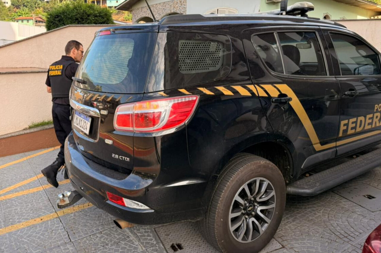 Farmacêutico é preso suspeito de furtar e enviar medicamentos controlados e drogas para outros países 11 As investigações apontaram que um farmacêutico e a esposa são suspeitos de enviar ilegalmente medicamentos de uso controlado e drogas para outros países