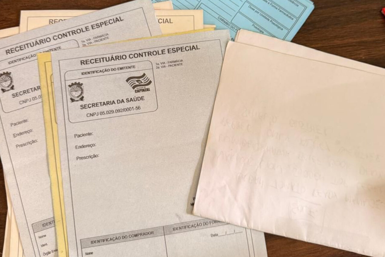 Farmacêutico é preso suspeito de furtar e enviar medicamentos controlados e drogas para outros países 12 As investigações apontaram que um farmacêutico e a esposa são suspeitos de enviar ilegalmente medicamentos de uso controlado e drogas para outros países