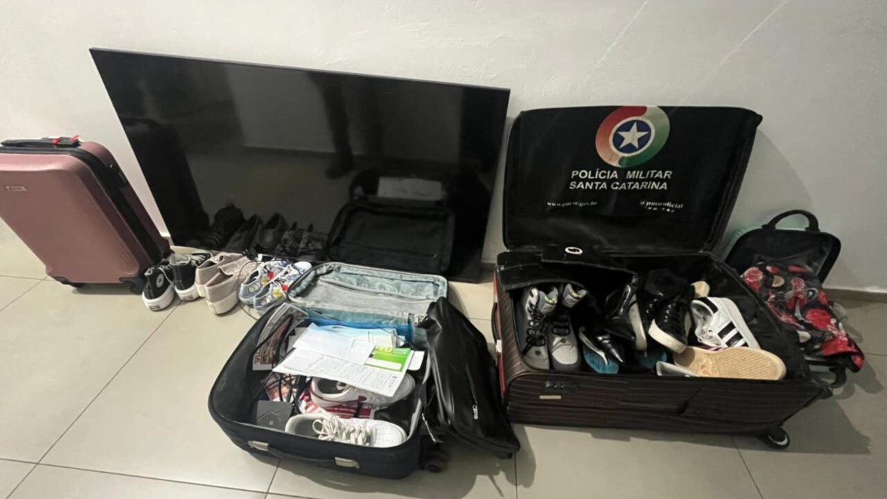 Falso catador invade residência e furta objetos no centro de Dionísio Cerqueira 3 Caso foi registrado na madrugada desta terça-feira. Falso catador fugiu e abandonou o carrinho carregado com objetos furtados