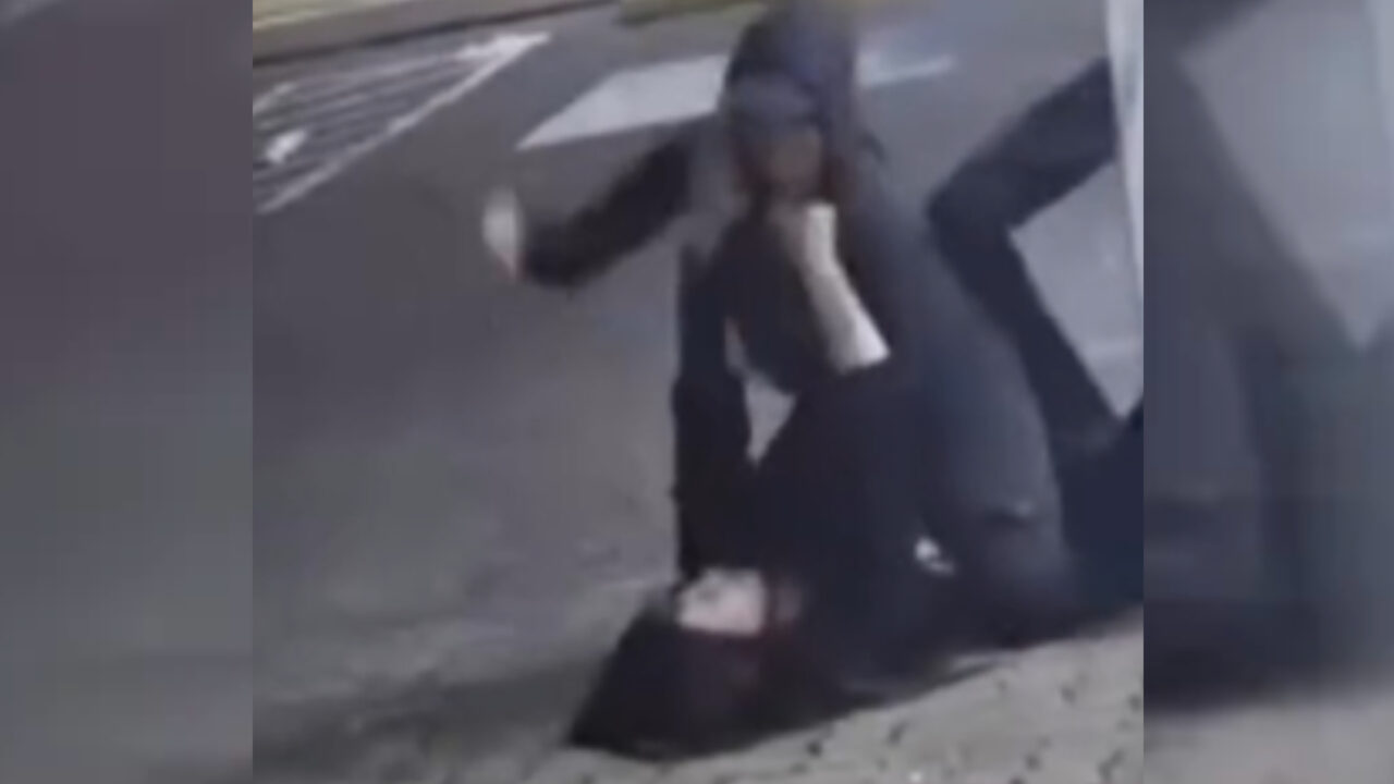 Identificados 3 envolvidos em agressão contra mulher em frigorífico de São Miguel do Oeste 3 Os suspeitos identificados podem responder por lesão corporal grave e pessoas que filmaram a violência sem prestar ajuda também podem ser responsabilizadas