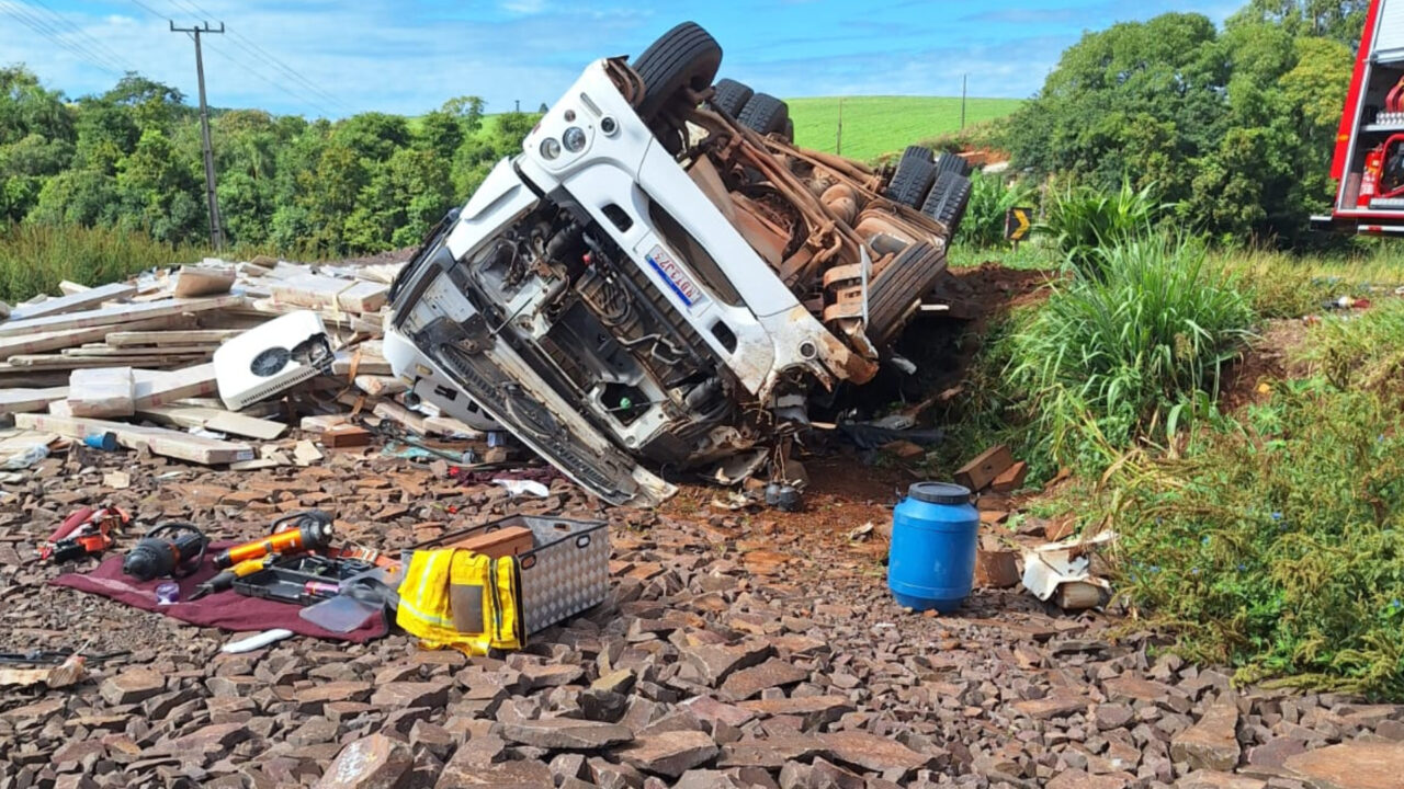 Jovem é resgatado após 2 horas de trabalho dos bombeiros em acidente em Guarujá do Sul 3 vgdrt