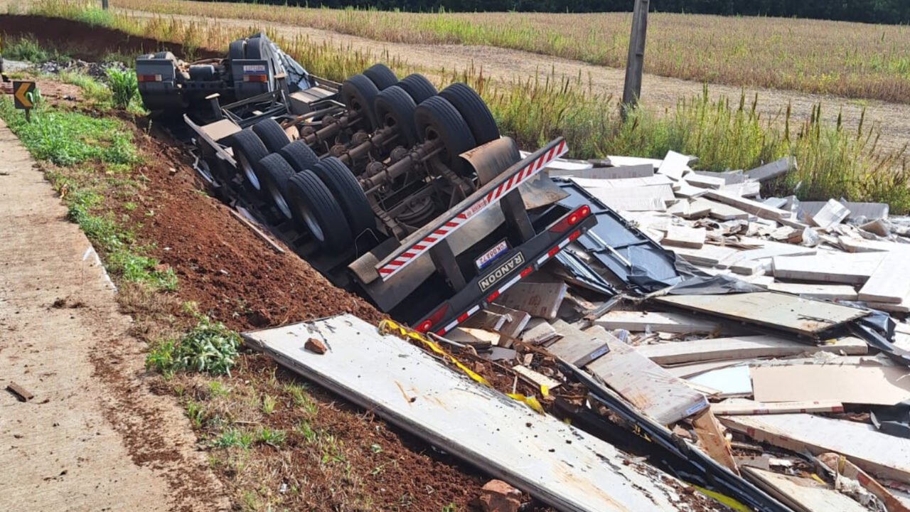 Jovem é resgatado após 2 horas de trabalho dos bombeiros em acidente em Guarujá do Sul 3 O acidente ocorreu na manhã desta terça-feira. O jovem teria ficado preso às ferragens e foi socorrido pelos bombeiros