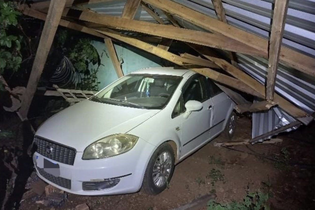 Homem usa trator para destruir garagem e ameaçar esposa em Guarujá do Sul 1 vy4e5