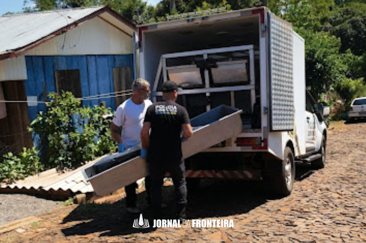 Menino de 10 anos encontra mãe morta pelo próprio pai, em Santo Antonio do Sudoeste 3 Feminicídio seguido de suicídio chocou o bairro Vila Aurora; o menino e sua irmã de 12 anos foram acolhidos pelo Conselho Tutelar