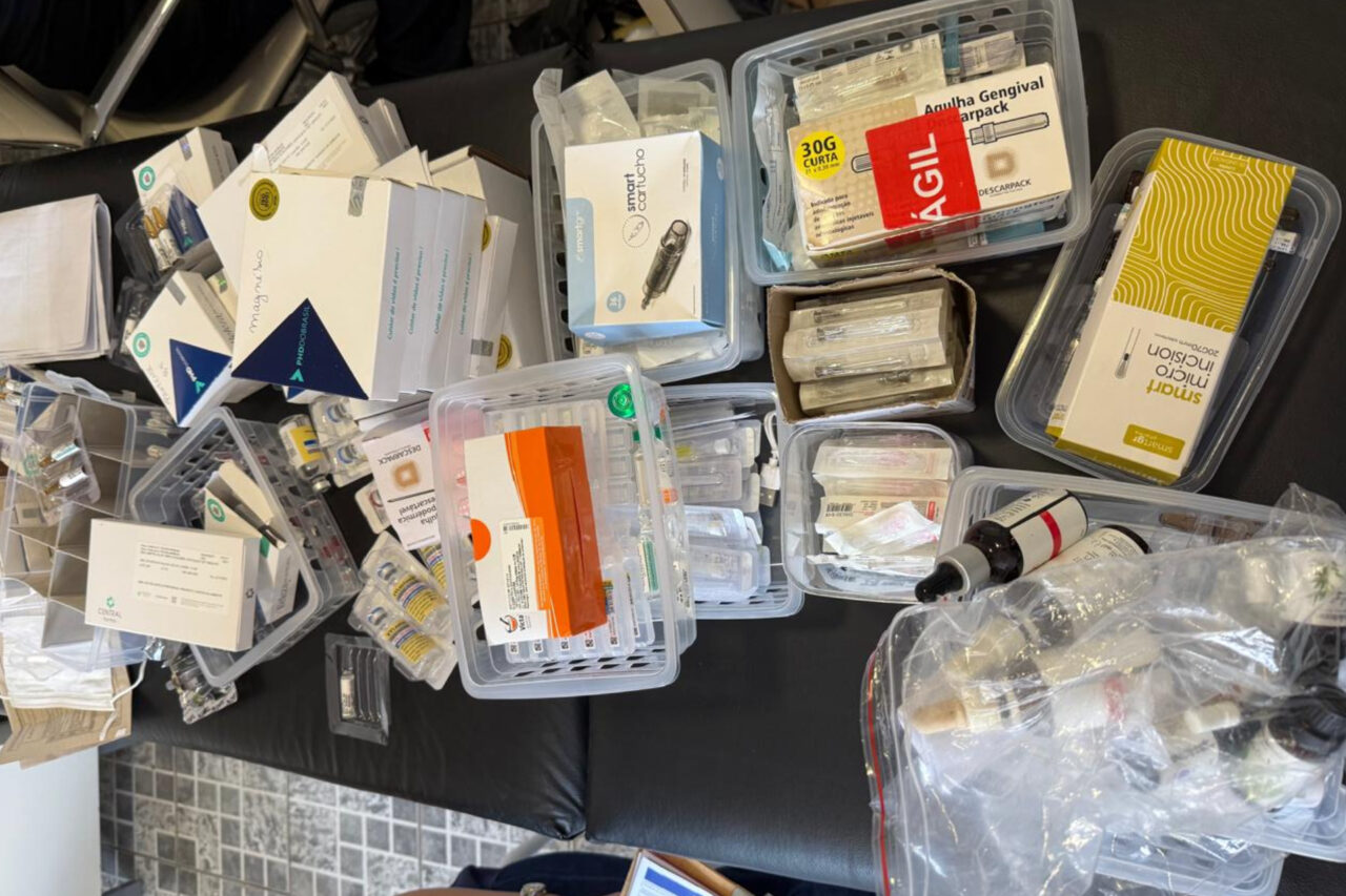 PF mira duas das principais cidades de SC na fabricação de falsas canetas emagrecedoras 3 A operação da PF denominada Operação Heavy Pen ocorre em 12 estados e mira a cadeia de produção e de distribuição irregular de falsas canetas emagrecedoras