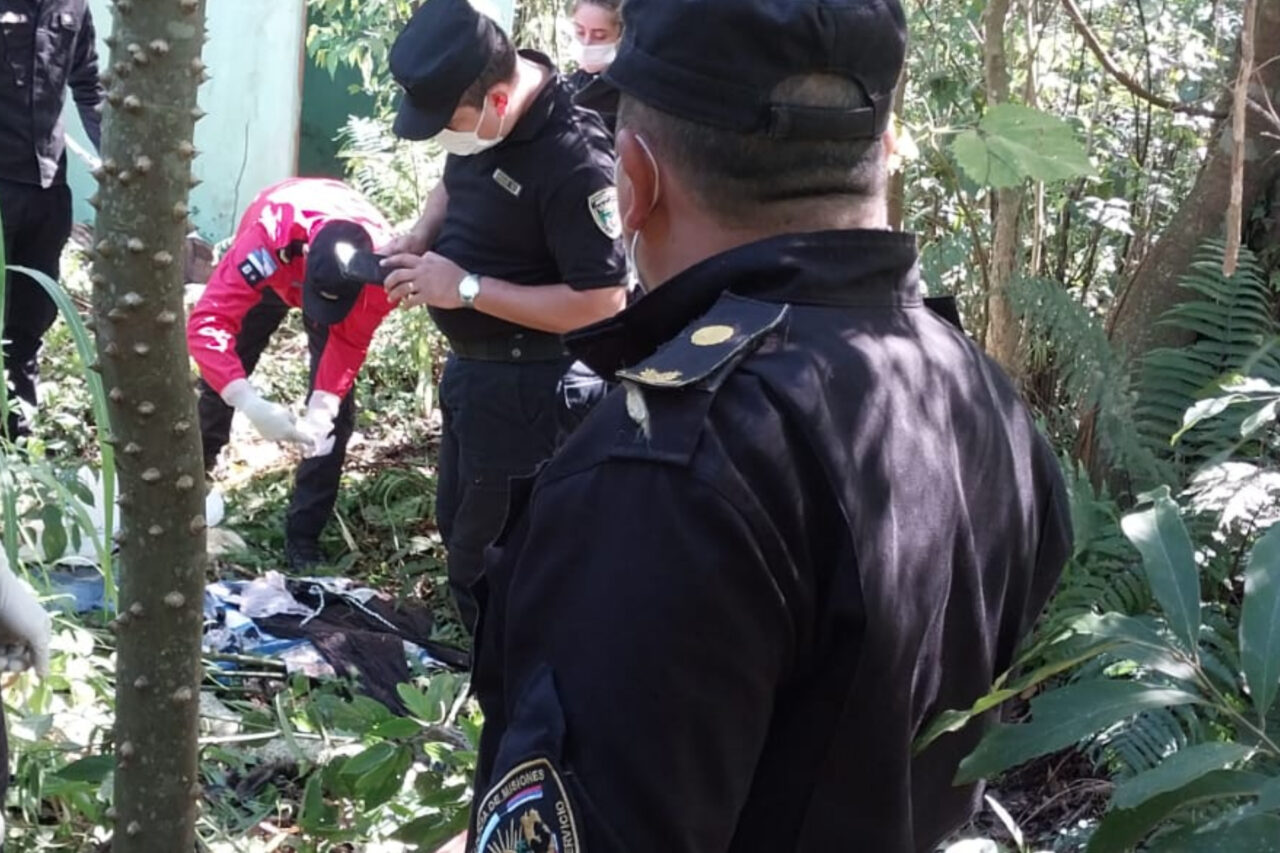 Corpo encontrado em Bernardo de Irigoyen pode ser de jovem de 21 anos desaparecido a 9 dias 3 A mãe de um jovem de 21 anos procurou a polícia e disse ter reconhecido as roupas semelhantes às que seu filho usava. O corpo foi encontrado no início da tarde de segunda-feira