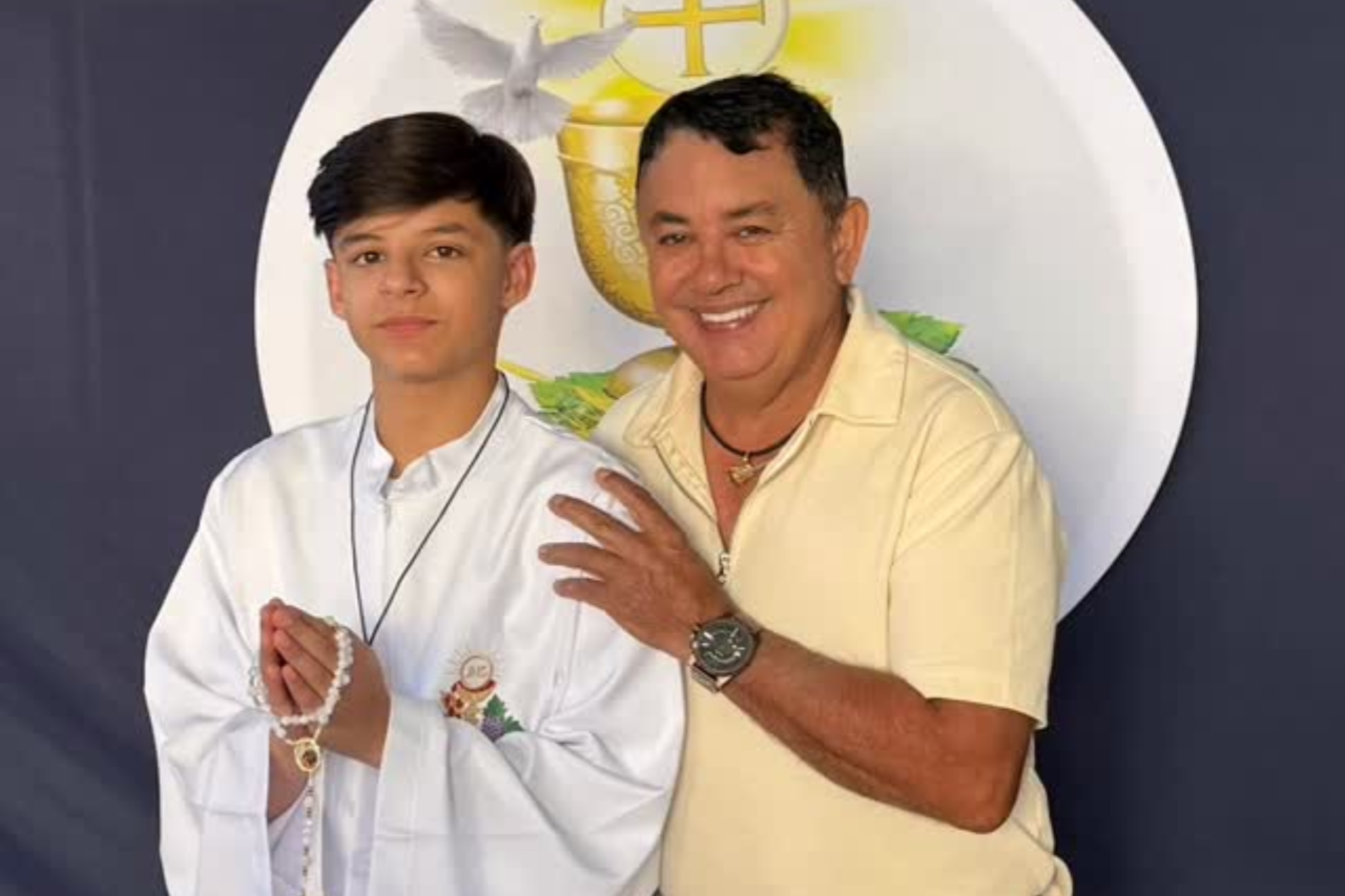 Filho de Cristiano Araújo aparece em celebração religiosa e chama atenção pela semelhança com o pai 3 Filho de Cristiano Araújo aparece em celebração religiosa e chama atenção pela semelhança com o pai