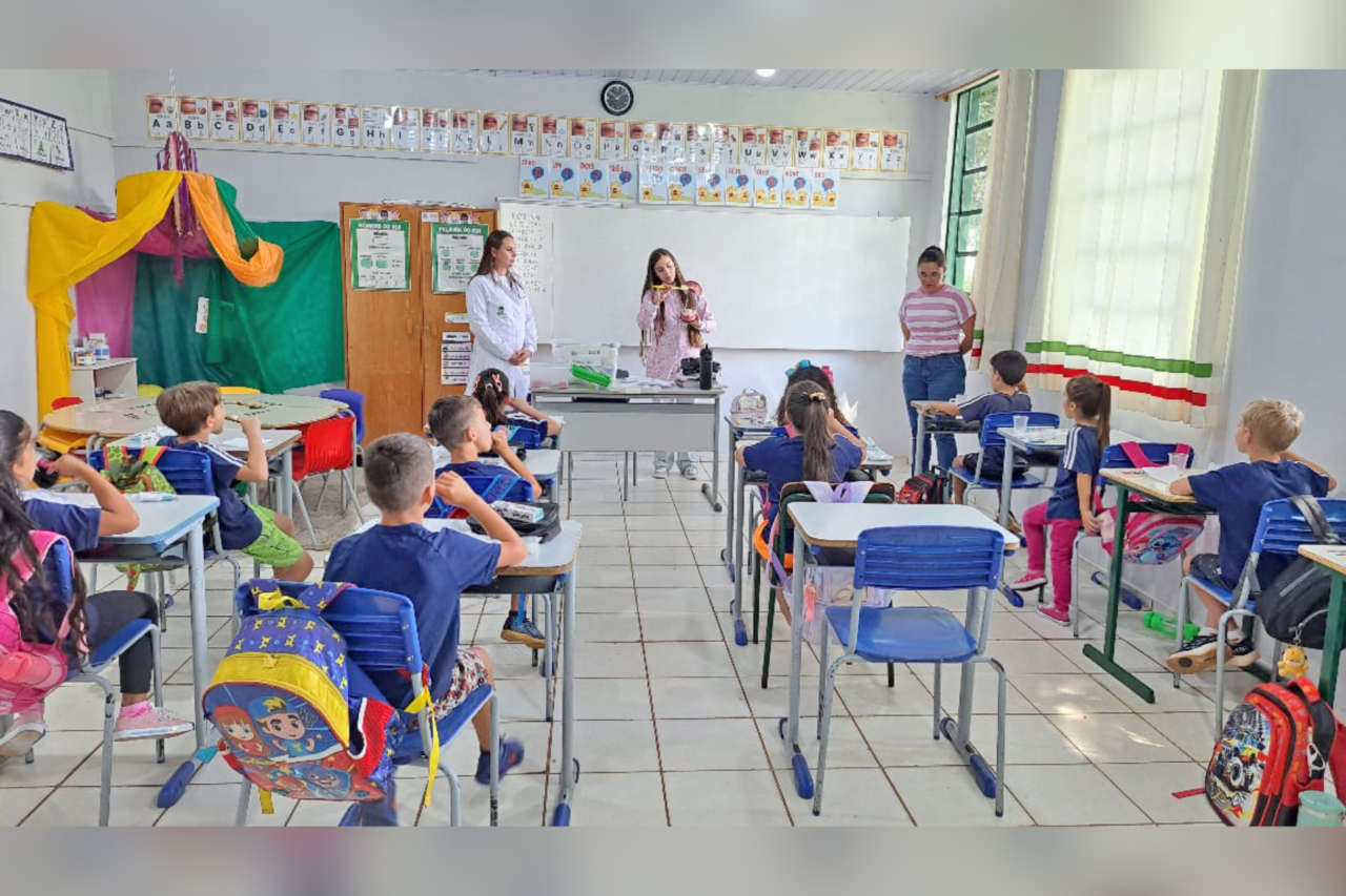 Equipe de saúde bucal ensina alunos sobre escovação correta em Dionísio Cerqueira 3 Equipe de saúde bucal ensina alunos sobre escovação correta em Dionísio Cerqueira