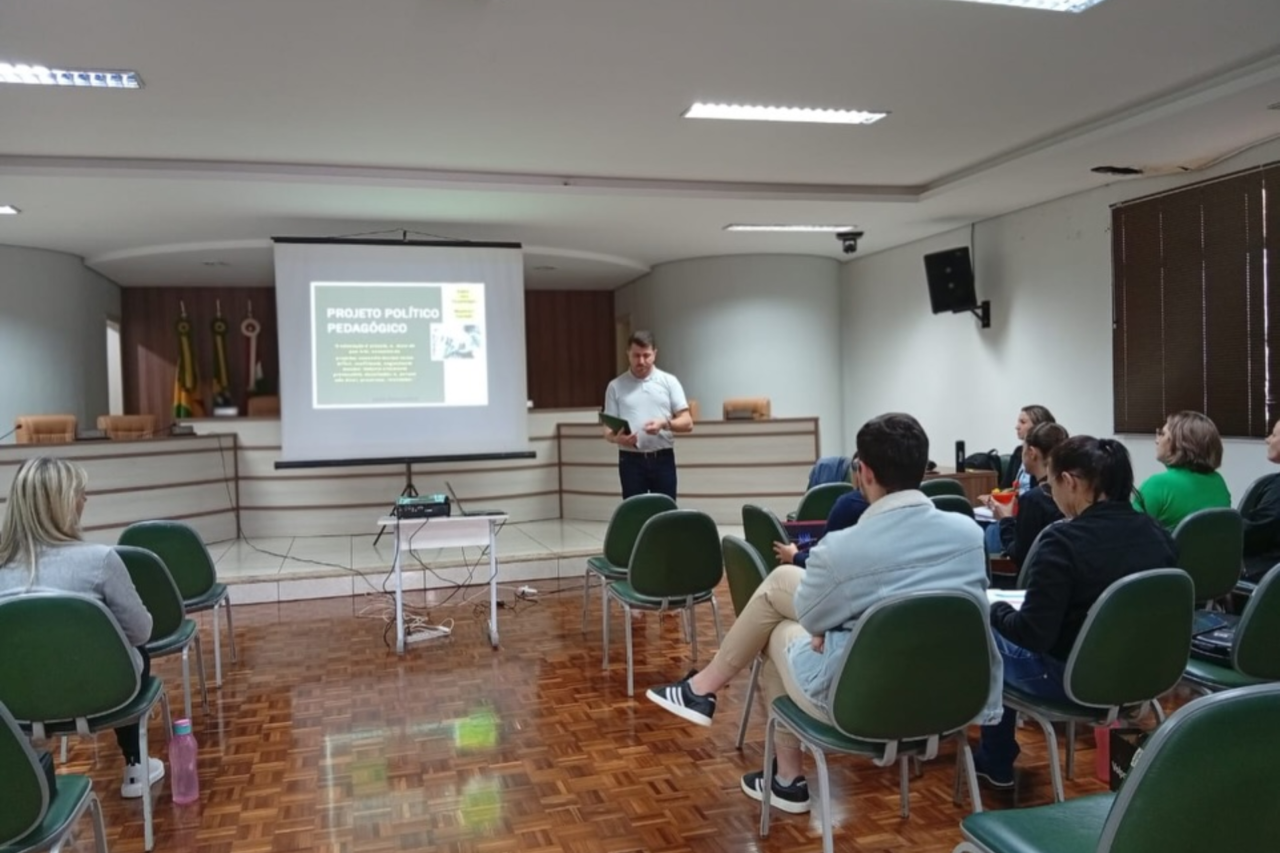 Professores de Guarujá do Sul participam de formação do Projeto Político Pedagógico 3 Professores de Guarujá do Sul participam de formação do Projeto Político Pedagógico