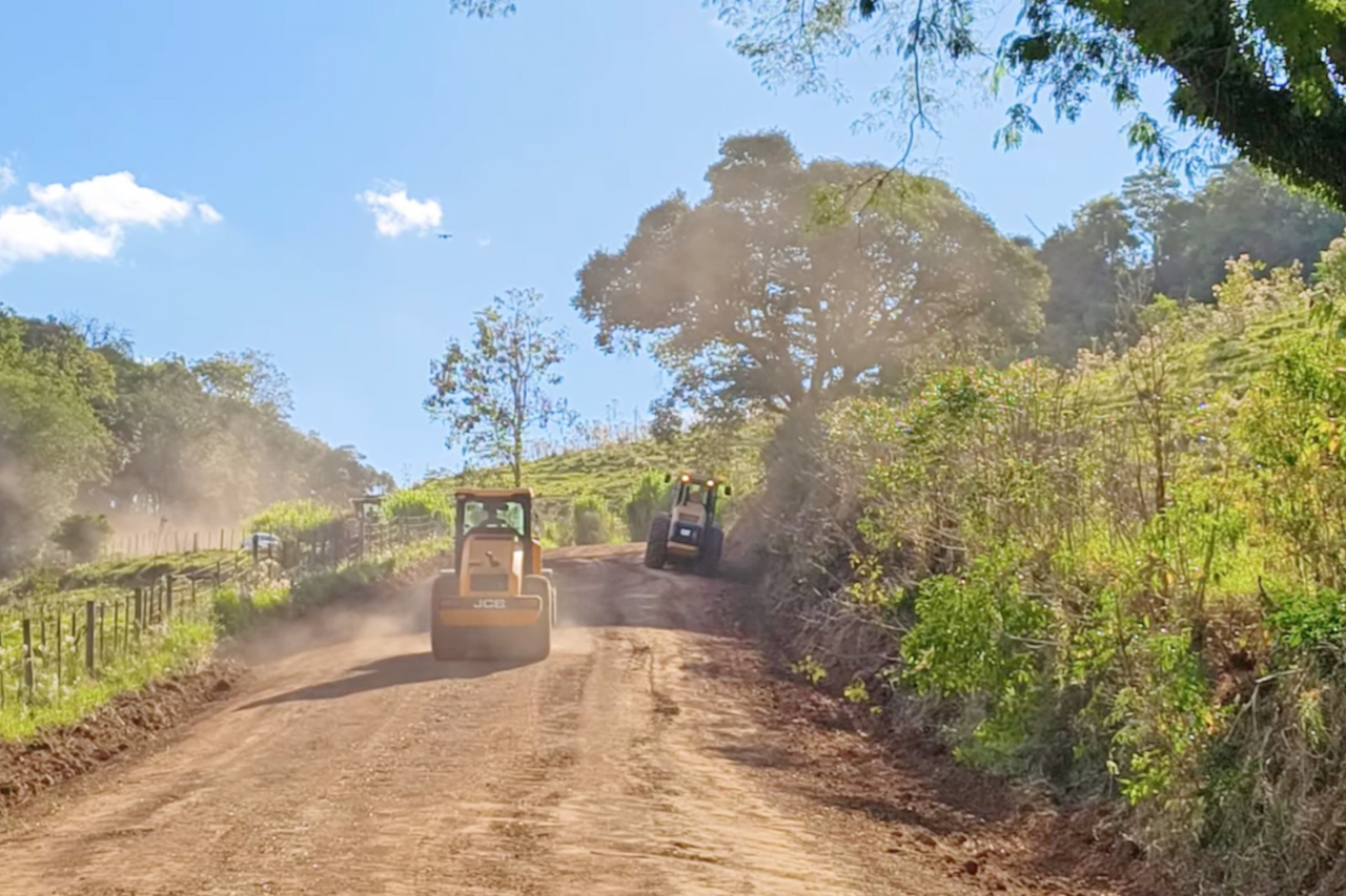 Mais de 700 famílias são beneficiadas por melhorias em estradas rurais de Barracão 1 Heloisa L 36 1