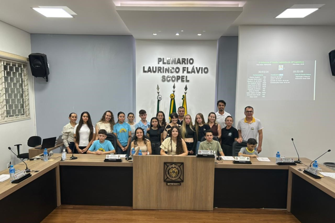 Parlamento Jovem é empossado na Câmara de Santo Antonio do Sudoeste 5 Heloisa L 45