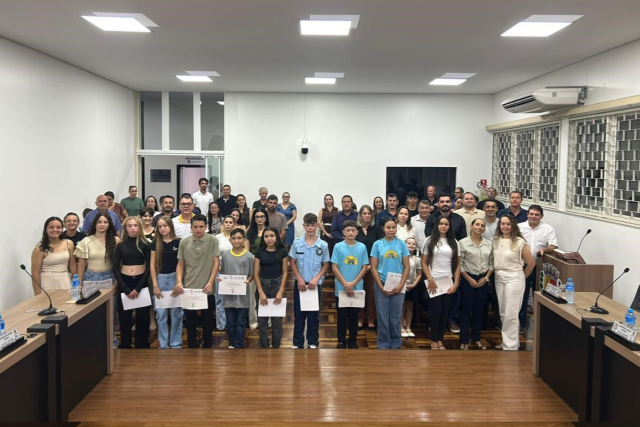 Parlamento Jovem é empossado na Câmara de Santo Antonio do Sudoeste 9 Heloisa L 46