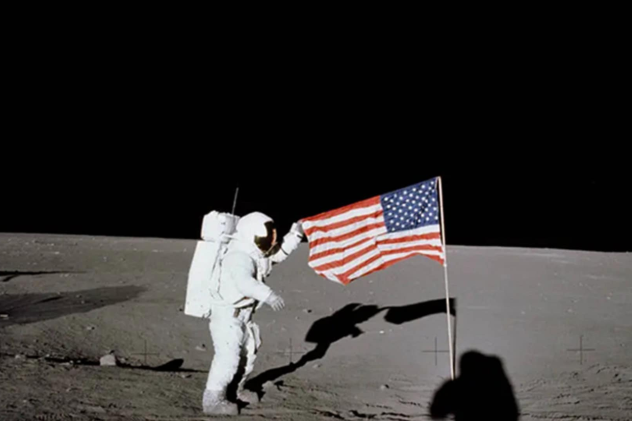Mais de 50 anos depois, bandeiras dos EUA ainda permanecem na Lua, mas com desgaste 24 Heloisa L 71