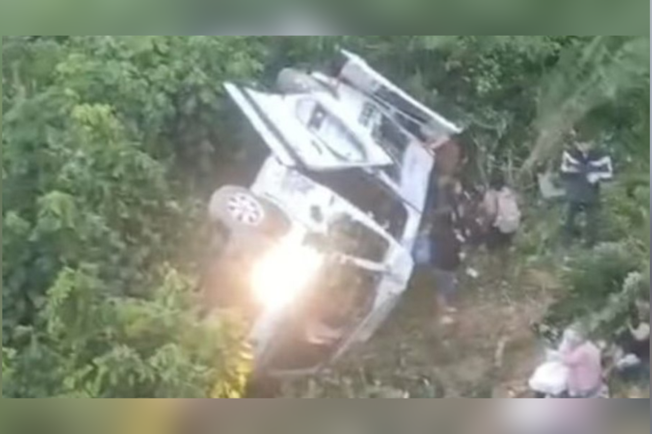 Van escolar cai em ribanceira em Angra dos Reis e deixa 11 feridos 3 Van escolar cai em ribanceira em Angra dos Reis e deixa 11 feridos