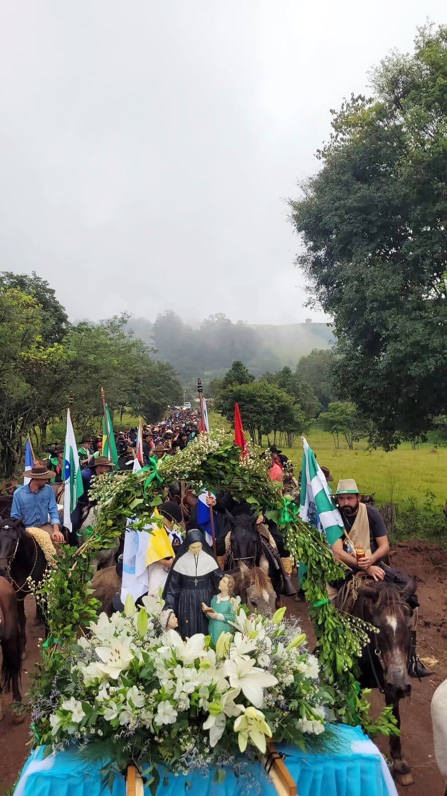 Centenas de cavaleiros participaram da Cavalgada e Peregrinação à Santa Emília de Rodat 34 A 18ª Cavalgada e Peregrinação à Santa Emília de Rodat aconteceu no último final de semana, reunindo centenas de cavaleiros e fiéis