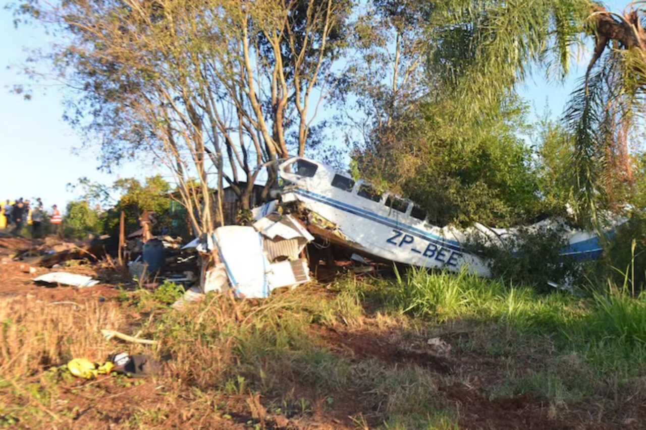 Avião carregando R$ 15 milhões cai no Paraguai, e moradores saqueiam dinheiro 5 O avião de pequeno porte levava quatro tripulantes, o piloto foi único a morrer no acidente. De acordo com autoridades locais ao menos US$ 1,5 milhão desapareceu