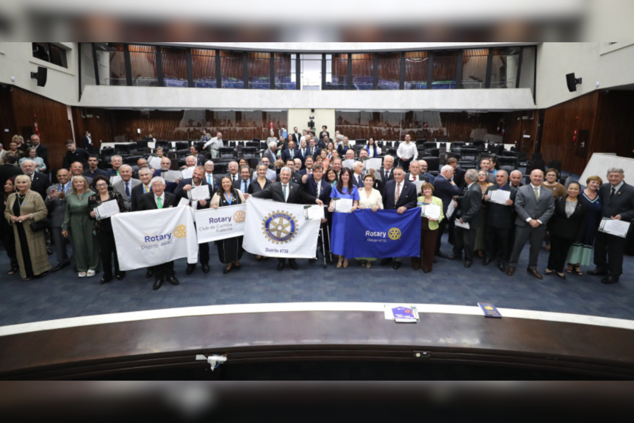 Sessão solene na Assembleia Legislativa do Paraná homenageia rotarianos e destaca atuação social do Rotary Club no estado.