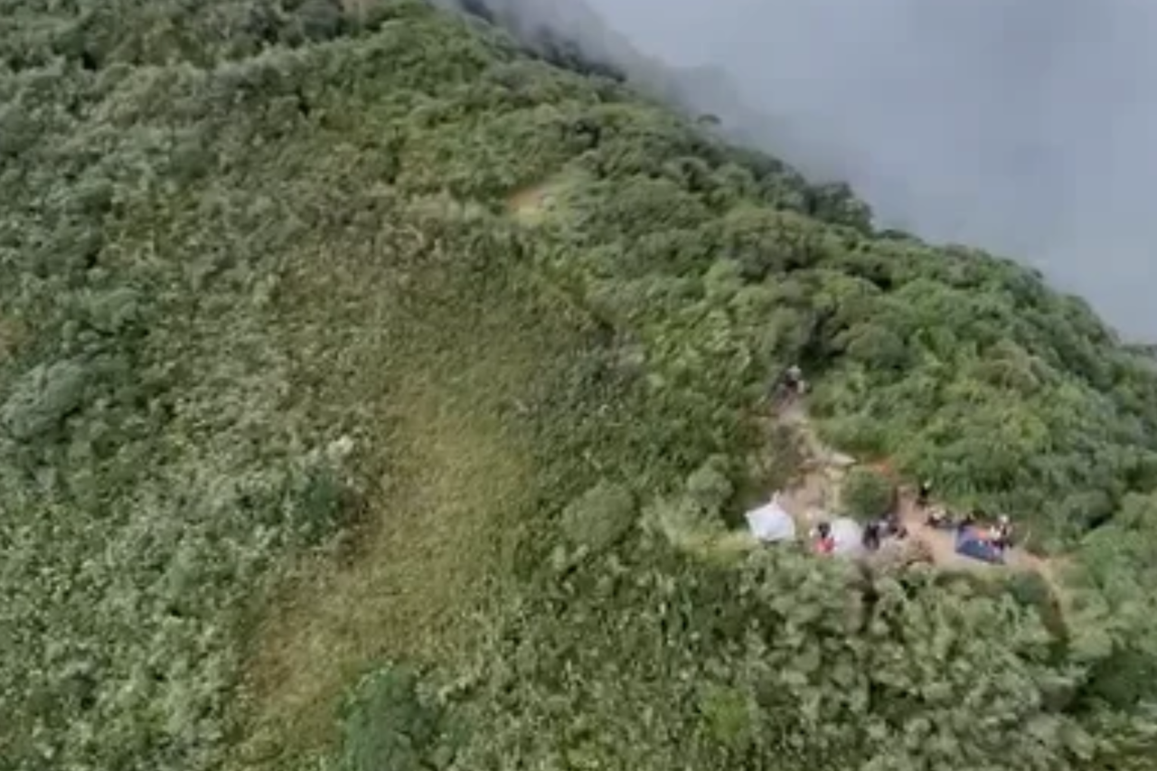 Mulher é resgatada de área de difícil acesso no Pico Paraná com apoio aéreo da PRF e Bombeiros 3 Operação conjunta com uso de aeronave e guincho elétrico resgata mulher ferida no Pico Paraná. Vítima foi encaminhada ao Hospital do Trabalhador.