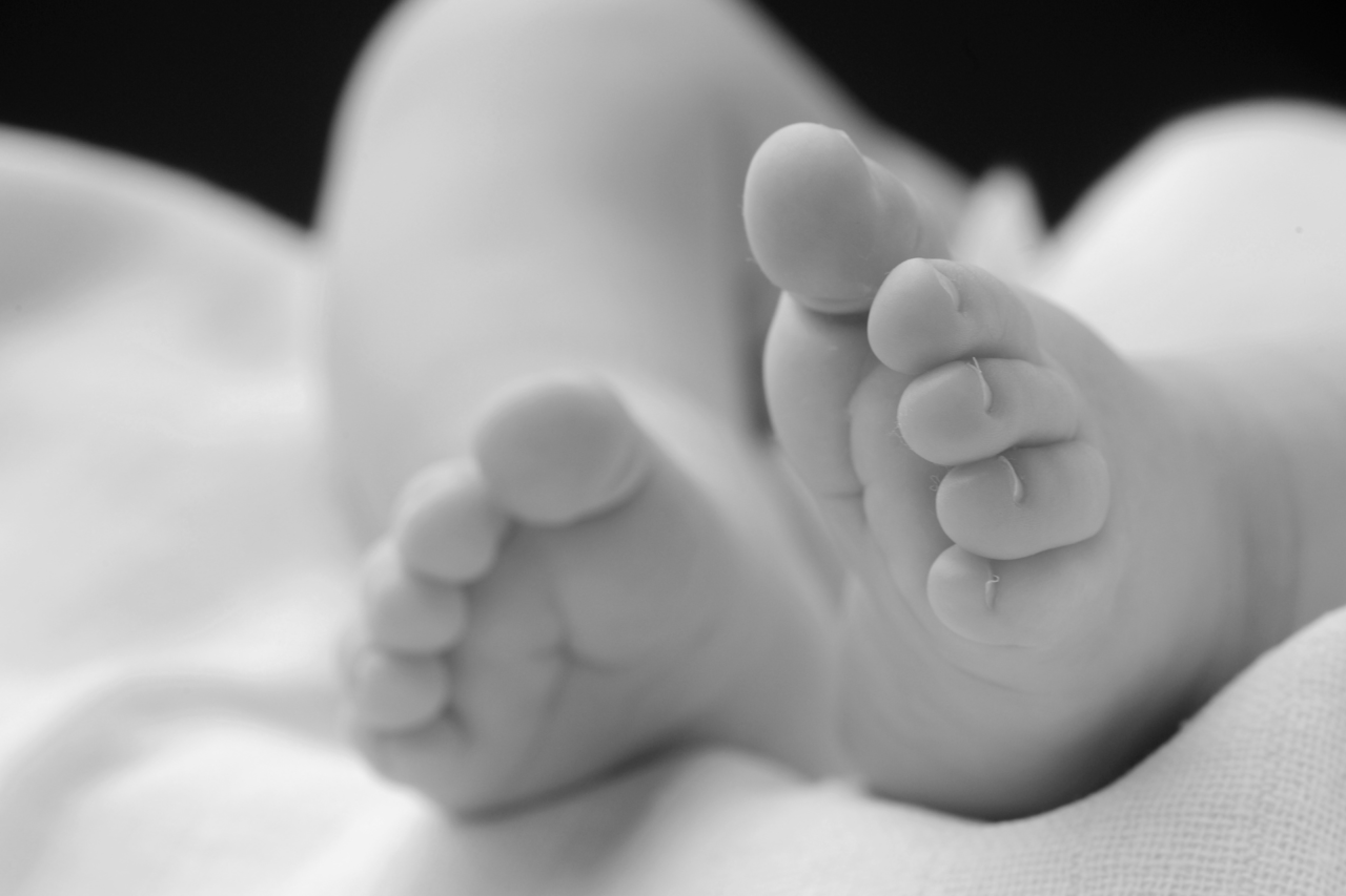 Bebê de 1 ano morre com sinais de agressão e pai é preso suspeito de tortura 3 Criança de 1 ano e 11 meses morre com múltiplos ferimentos em Aracruz; pai é preso por suspeita de tortura com resultado morte e caso é investigado pela polícia.