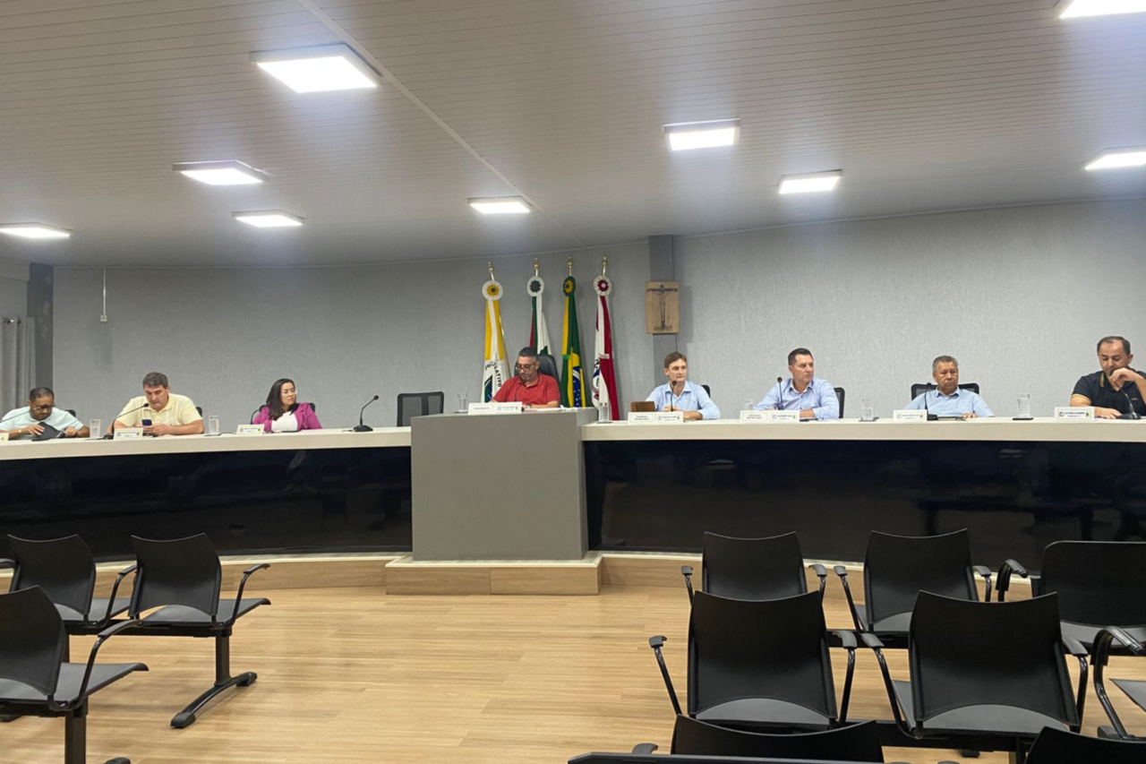 Vereadores aprovam novas regras para pagamento de diárias a servidores 3 A sessão ordinária da Câmara de Dionísio Cerqueira foi presidida por Nando Mello, presidente interino e abordou reajuste de diárias