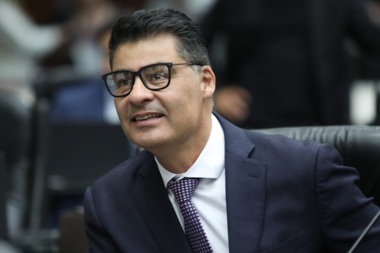 Projeto propõe criação de Farmácia Veterinária Popular para ampliar acesso a medicamentos no Paraná 13 Projeto apresentado na Assembleia do Paraná propõe criação de política para ampliar acesso a medicamentos veterinários e reduzir desperdícios.