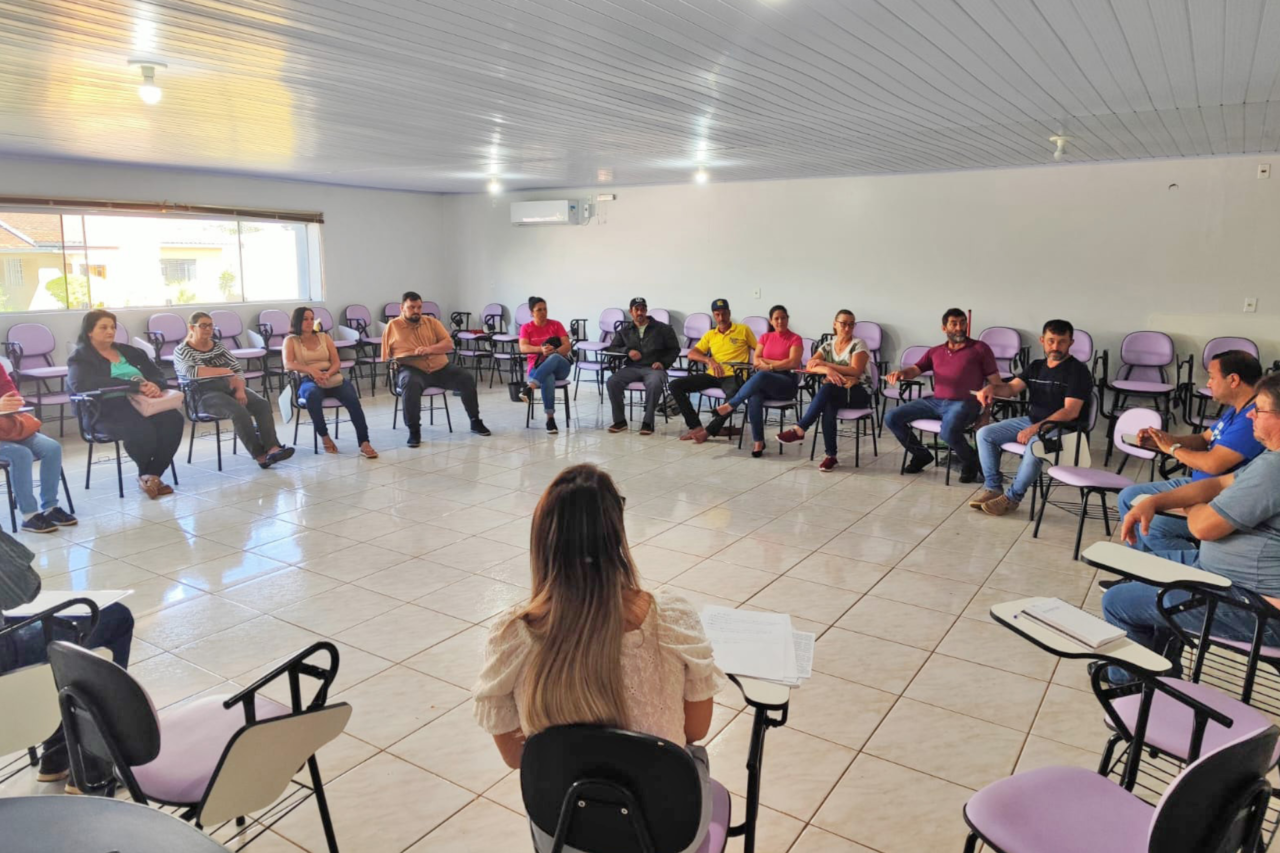 Encontro promovido pela Assistência Social e Conselho de Segurança Alimentar orienta agricultores sobre o programa e organiza próximas etapas.