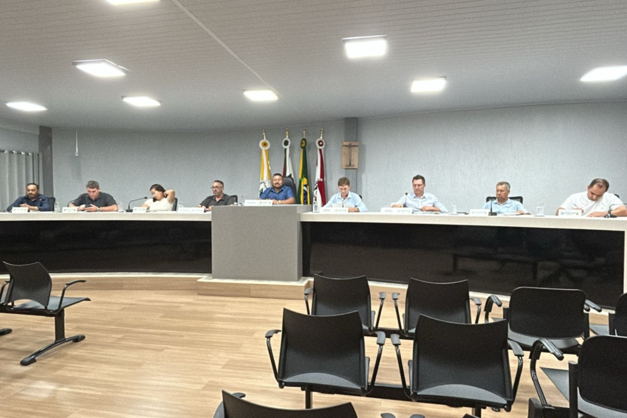 Vereadores cerqueirenses aprovam projeto de lei de apoio à professores 1 Durante a sessão, o presidente do Legislativo também destacou os investimentos na saúde e propostas para creche em Idamar