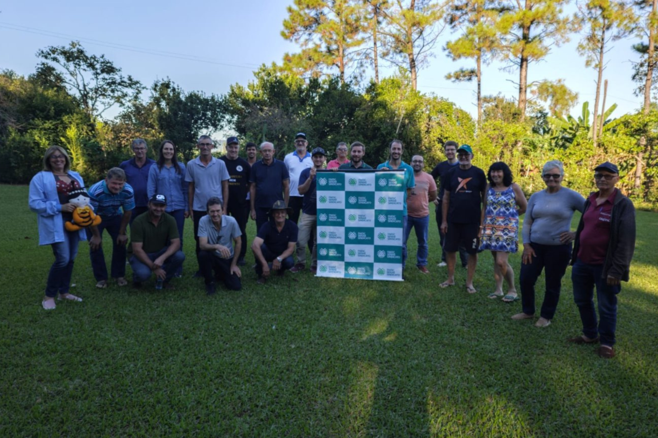 Apicultores de Guarujá do Sul recebem certificação com visita técnica 4 A capacitação foi promovida pelo Senar em parceria com o Sindicato dos Produtores Rurais de São José do Cedro, Guarujá do Sul e Princesa