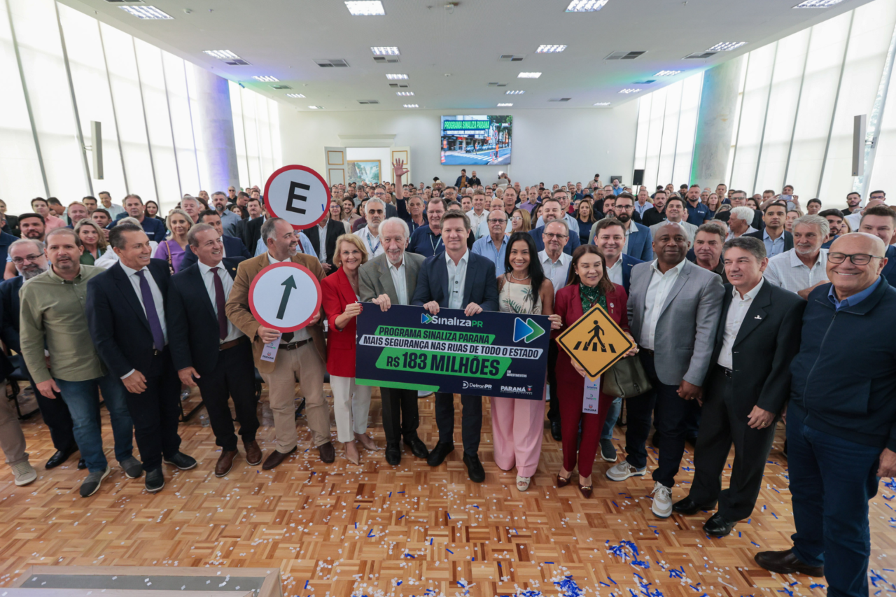 Paraná anuncia R$ 183 milhões para reforçar sinalização viária em todos os municípios 9 Governo do Paraná destina R$ 183 milhões para melhorar sinalização urbana nos 399 municípios, com foco em segurança e mobilidade.