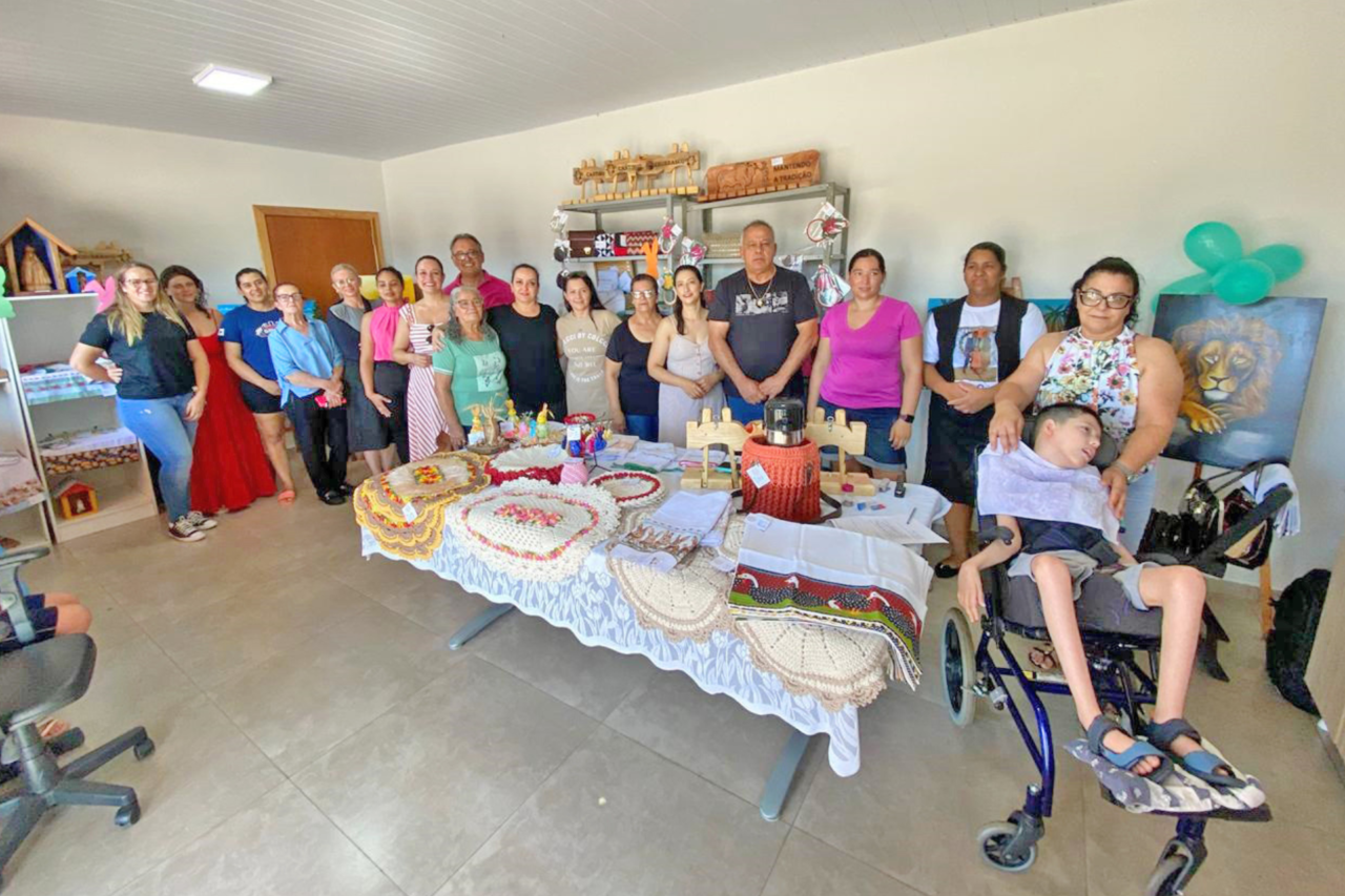 Barracão inaugura Sala dos Artesãos e amplia espaço para comercialização de produtos locais 6 Novo ambiente na Praça Clevelândia reúne artesãos e fortalece produção cultural do município